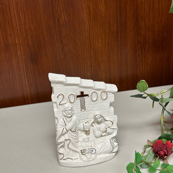 Christmas Nativity Scene ceramic Candle holder - Picture 3 of 9